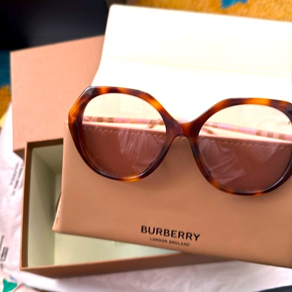 NWT Burberry NEW Vanessa Sunglasses style 0BE4375F Original Box , case , d… - Picture 1 of 8